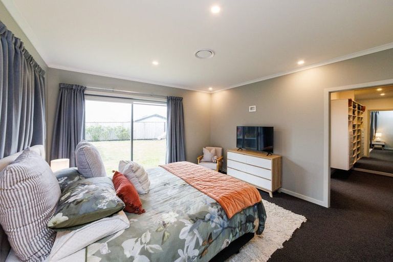 Photo of property in 10 Mediterranean Grove, Fitzherbert, Palmerston North, 4410