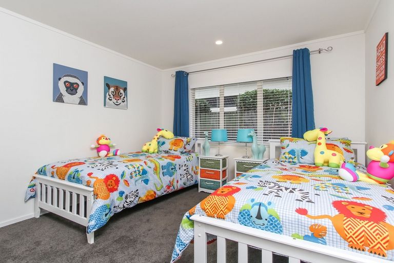 Photo of property in 14 Bridgehead Cove, West Harbour, Auckland, 0618