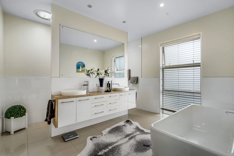 Photo of property in 28 Stace Hopper Drive, One Tree Point, 0118