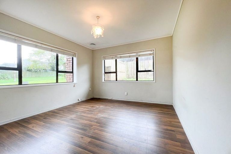 Photo of property in 4 Landsberg Way, Windsor Park, Auckland, 0632