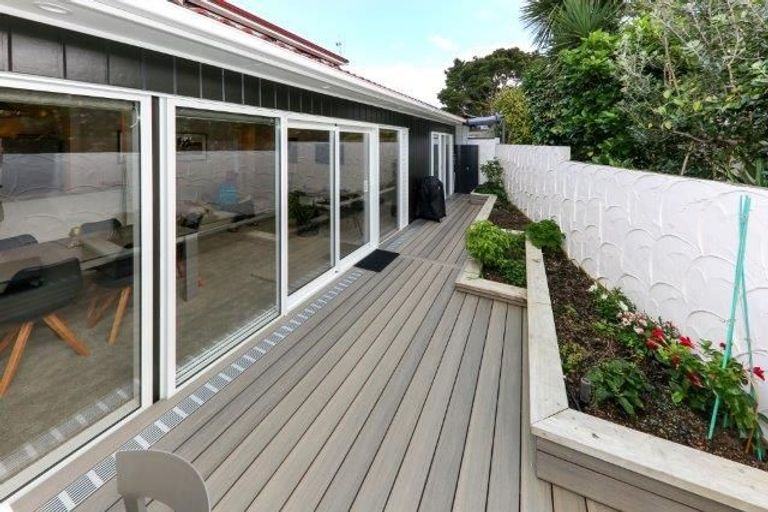 Photo of property in 2/19 Seaview Avenue, Northcote, Auckland, 0627