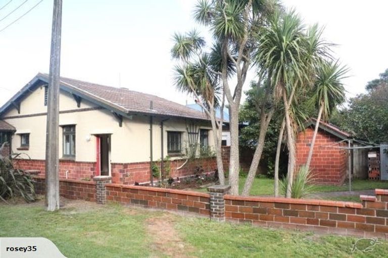 Photo of property in 16 Hinau Street, Eastbourne, Lower Hutt, 5013