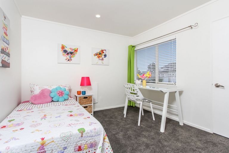 Photo of property in 14 Bridgehead Cove, West Harbour, Auckland, 0618