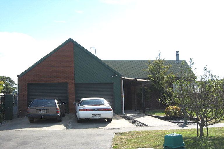 Photo of property in 18 Farnley Place, Parklands, Christchurch, 8083