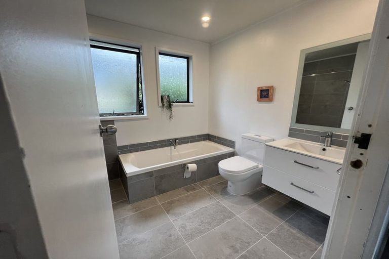 Photo of property in 36 Albatross Road, Red Beach, 0932