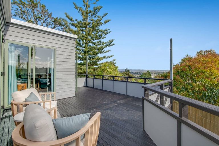 Photo of property in 2/9 Pemberton Avenue, Bayview, Auckland, 0629