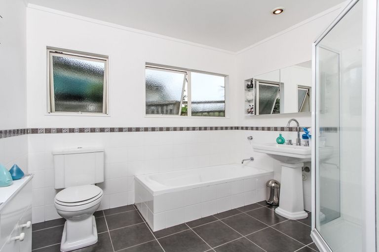 Photo of property in 14 Bridgehead Cove, West Harbour, Auckland, 0618