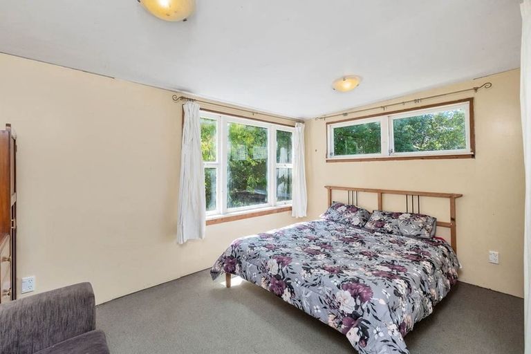 Photo of property in 102 Sunnyside Road, Sunnyvale, Auckland, 0612