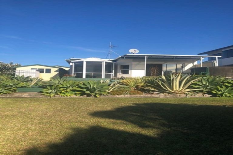 Photo of property in 1420 Whangaparaoa Road, Army Bay, Whangaparaoa, 0930