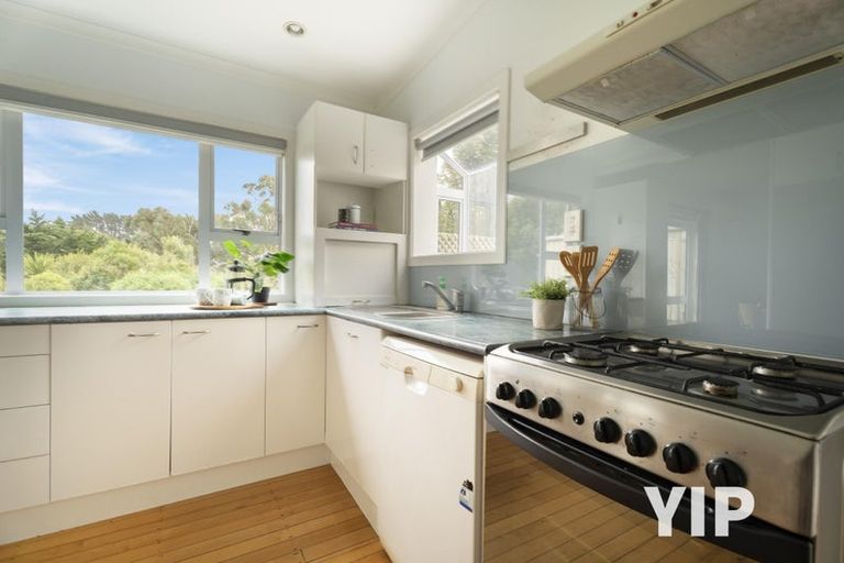 Photo of property in 10 Miles Crescent, Newlands, Wellington, 6037