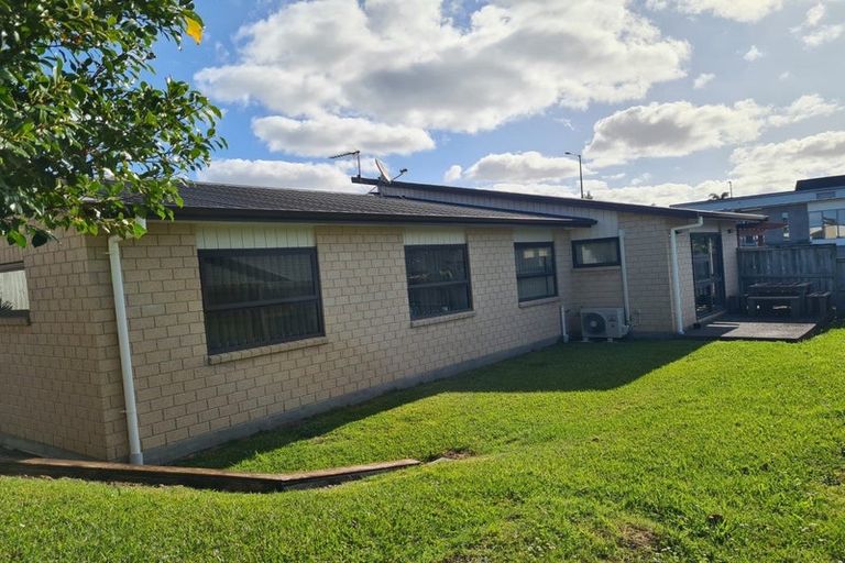 Photo of property in 72 Westgate Drive, Massey, Auckland, 0614