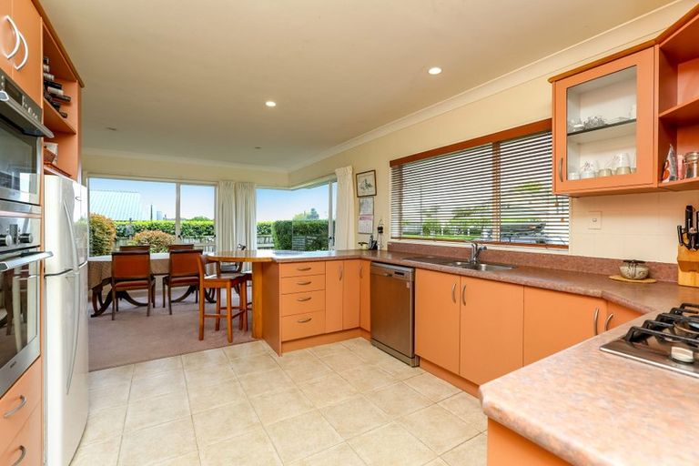 Photo of property in 18 Kinross Drive, Merrilands, New Plymouth, 4312