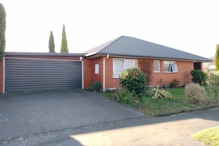 Photo of property in 61 Apsley Drive, Avonhead, Christchurch, 8042