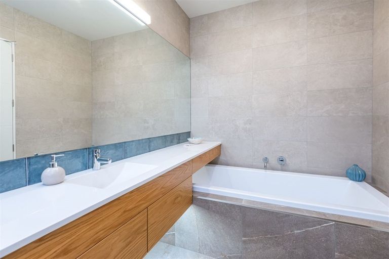 Photo of property in 10 Maffeys Road, Mount Pleasant, Christchurch, 8081