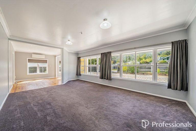 Photo of property in 400 Stokes Valley Road, Stokes Valley, Lower Hutt, 5019