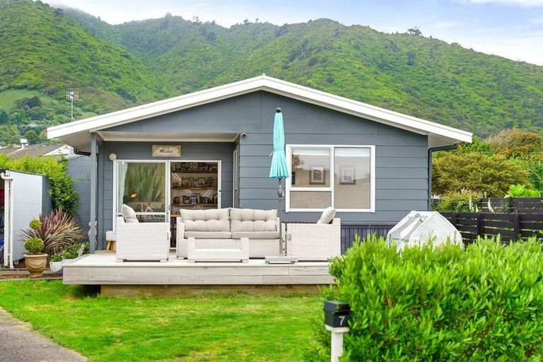 Photo of property in 7 Graham Grove, Waikanae, 5036