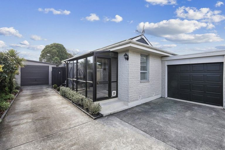 Photo of property in 2/500 Harewood Road, Harewood, Christchurch, 8051