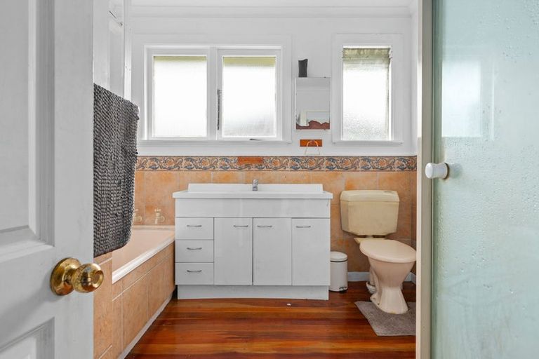 Photo of property in 11 Hilton Road, St Andrews, Hamilton, 3200