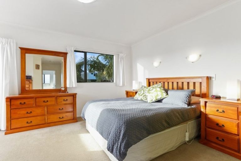 Photo of property in 4 Northcross Drive, Oteha, Auckland, 0632