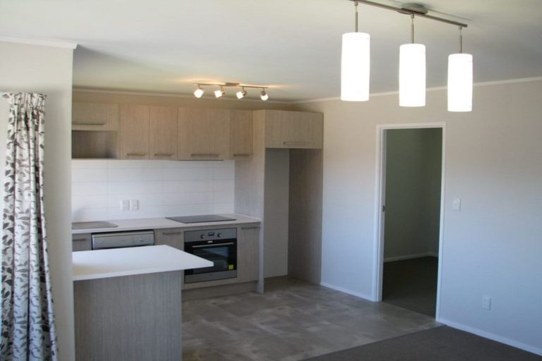 Photo of property in 2/110 Edmonton Road, Henderson, Auckland, 0612