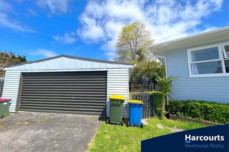 Photo of property in 1/86 Tirimoana Road, Te Atatu South, Auckland, 0602