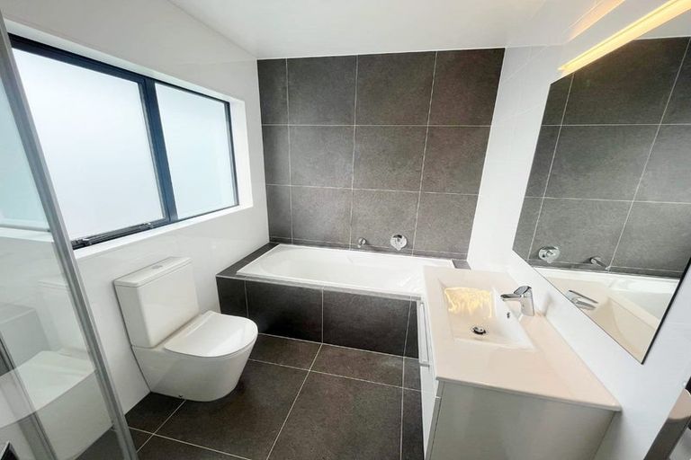 Photo of property in 21 Madden Avenue, Kumeu, 0810