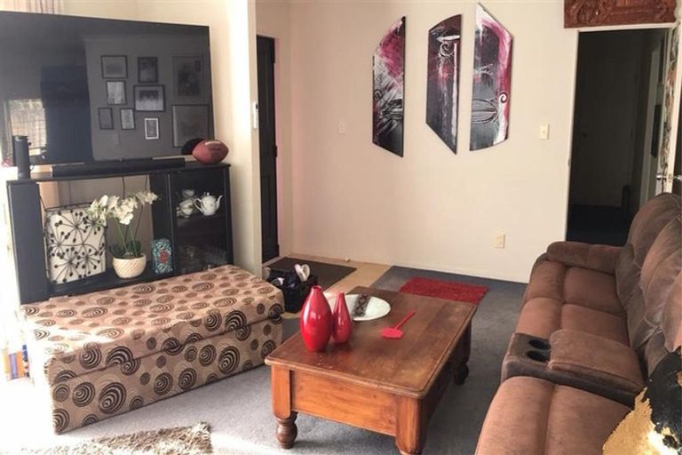 Photo of property in 10 Liddesdale Place, Papakura, 2110