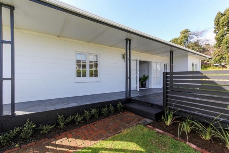 Photo of property in 43 Cumberland Street, Merrilands, New Plymouth, 4312