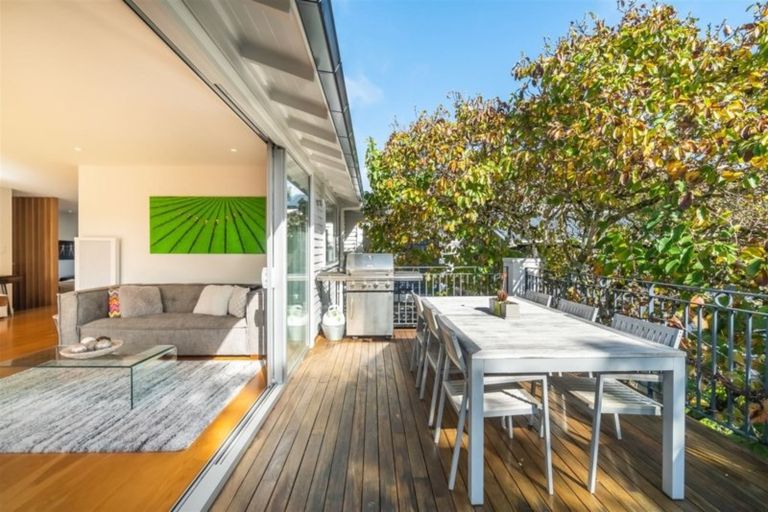 Photo of property in 36 Le Roy Terrace, Birkenhead, Auckland, 0626