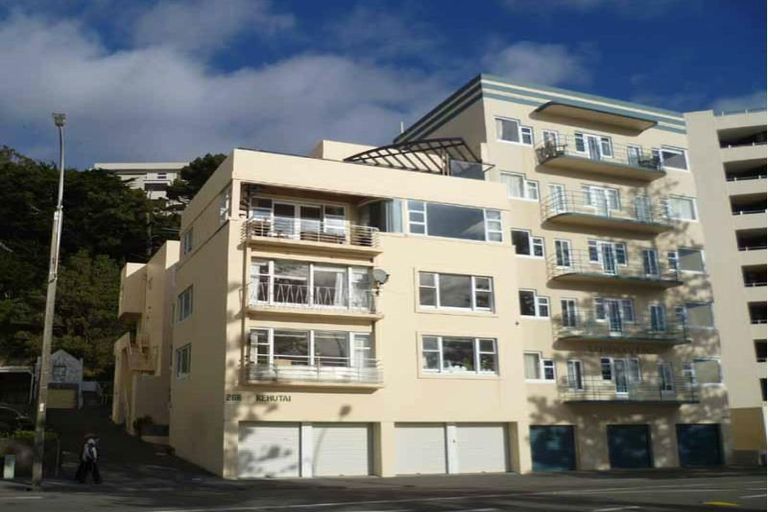 Photo of property in Rehutai Flats, 2/268 Oriental Parade, Oriental Bay, Wellington, 6011