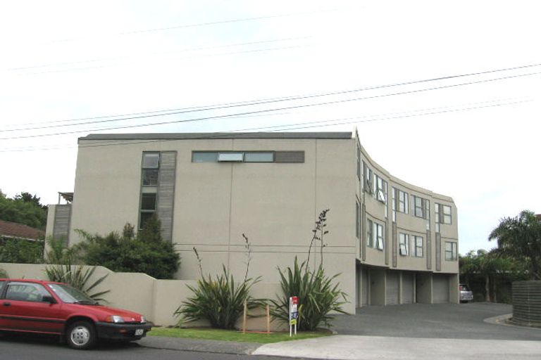 Photo of property in 1/1 Hillcrest Avenue, Hillcrest, Auckland, 0627