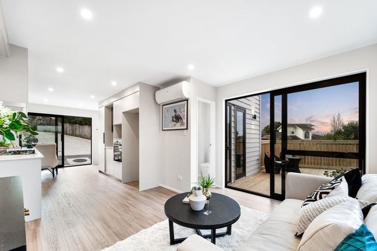 Photo of property in 2/33 Buscomb Avenue, Henderson, Auckland, 0610