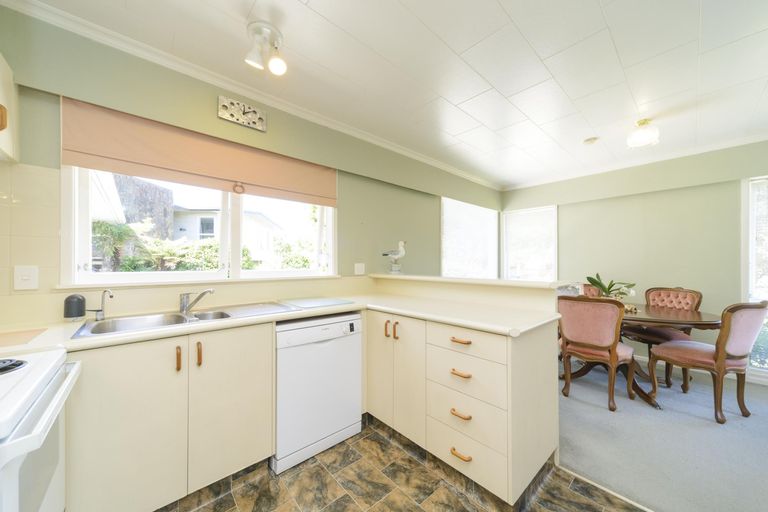 Photo of property in 77 Wikiriwhi Crescent, Awapuni, Palmerston North, 4412