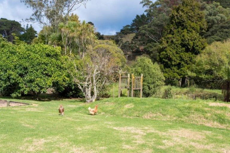 Photo of property in 142 Waitakere Road, Waitakere, Henderson, 0782