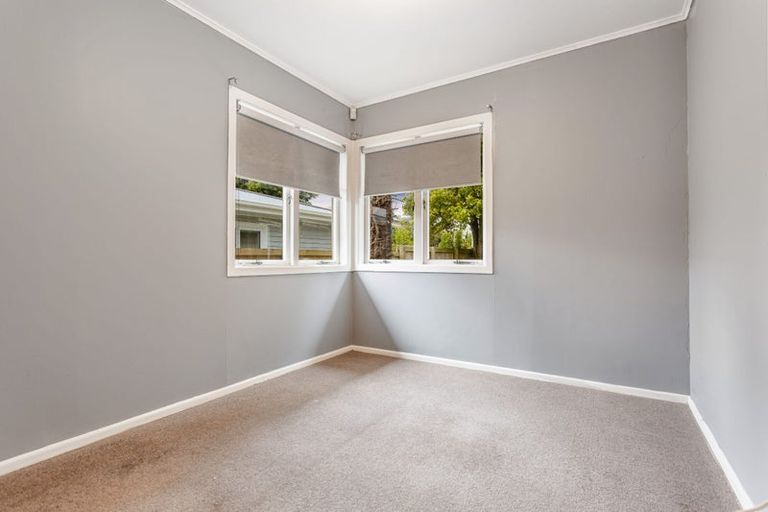 Photo of property in 15 Paton Avenue, Te Atatu South, Auckland, 0610