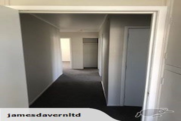 Photo of property in 6 Taipari Road, Te Atatu Peninsula, Auckland, 0610