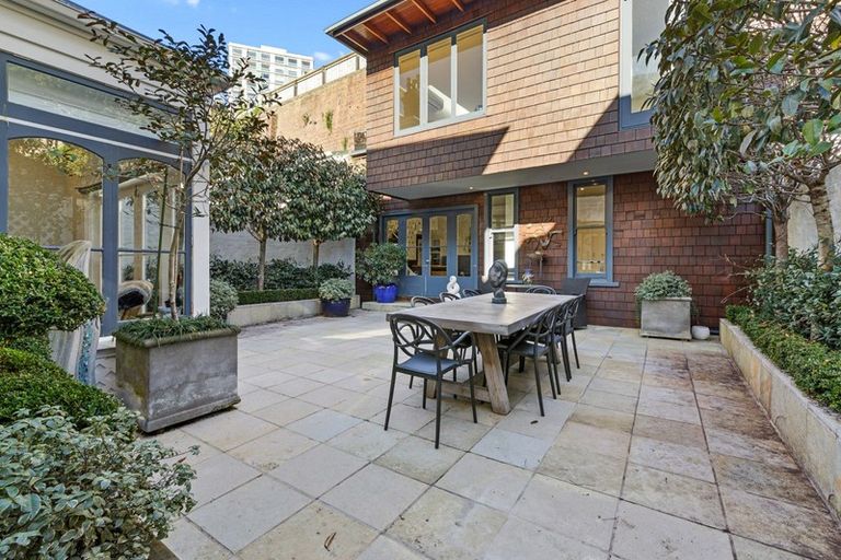 Photo of property in 198 Oriental Parade, Oriental Bay, Wellington, 6011