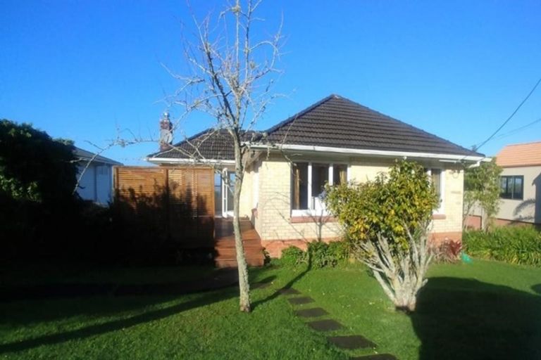 Photo of property in 11 Colonial Road, Chatswood, Auckland, 0626