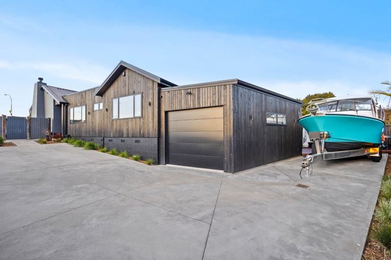 Photo of property in 2 Somerville Road, Shelly Park, Auckland, 2014