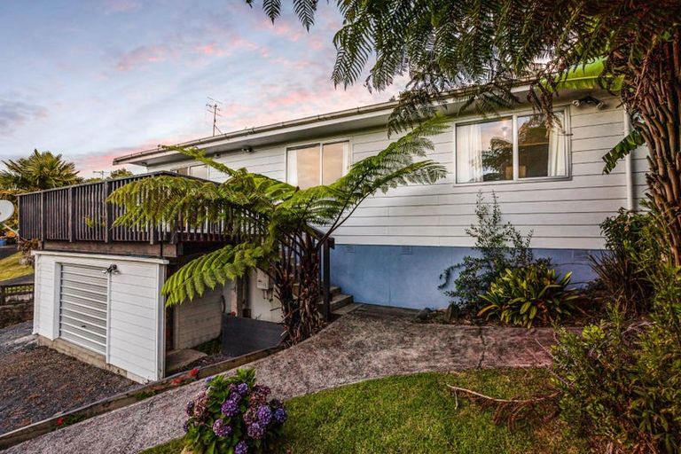 Photo of property in 15 Arde Place, Massey, Auckland, 0614
