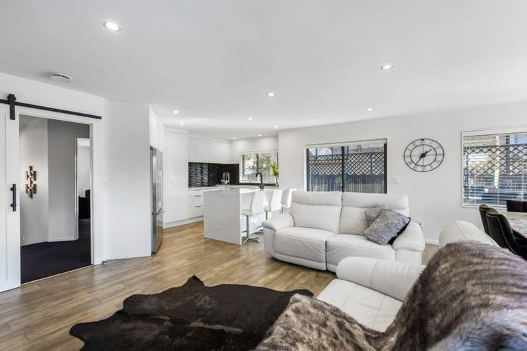 Photo of property in 2/100 Gosford Drive, Botany Downs, Auckland, 2010