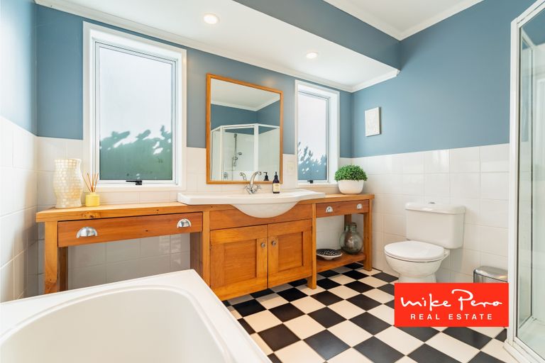 Photo of property in 24 Arama Avenue, Titirangi, Auckland, 0604