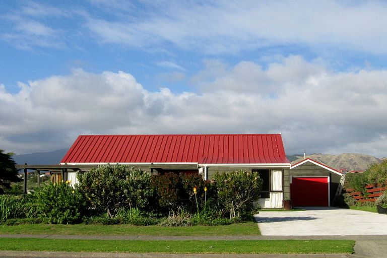 Photo of property in 170 Tutere Street, Waikanae Beach, Waikanae, 5036