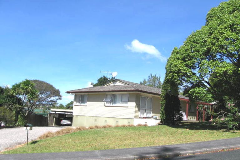 Photo of property in 4 Tahu Crescent, Sunnynook, Auckland, 0620