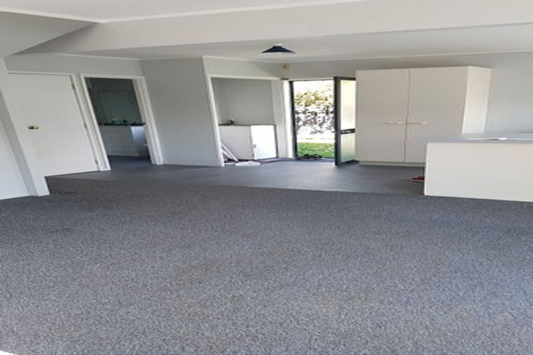 Photo of property in 15 Caspian Close, New Lynn, Auckland, 0600