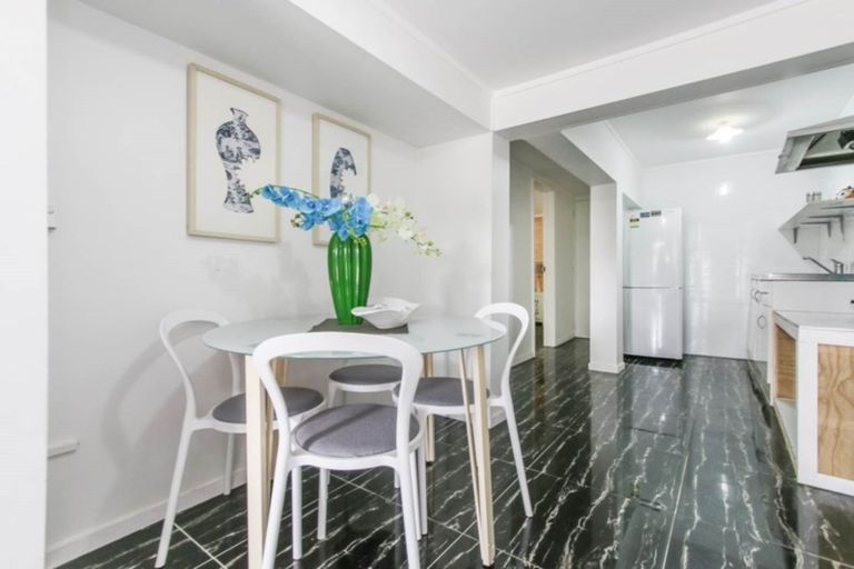 Photo of property in 1/523 Glenfield Road, Glenfield, Auckland, 0629