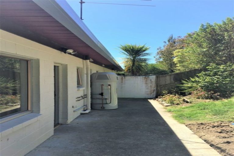 Photo of property in 2/19 Hollyhock Place, Browns Bay, Auckland, 0630