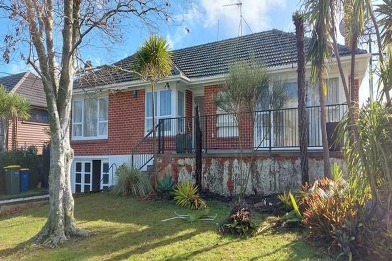 Photo of property in 72 Tiroroa Avenue, Te Atatu South, Auckland, 0610