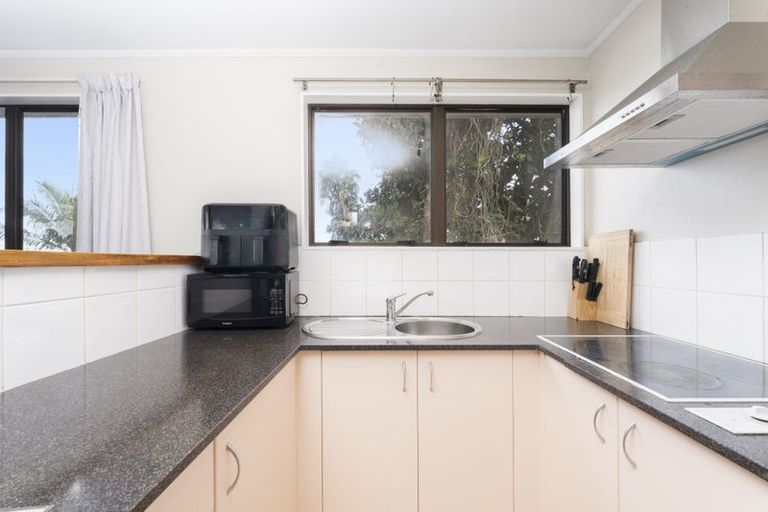 Photo of property in 12 Halloran Place, Massey, Auckland, 0614