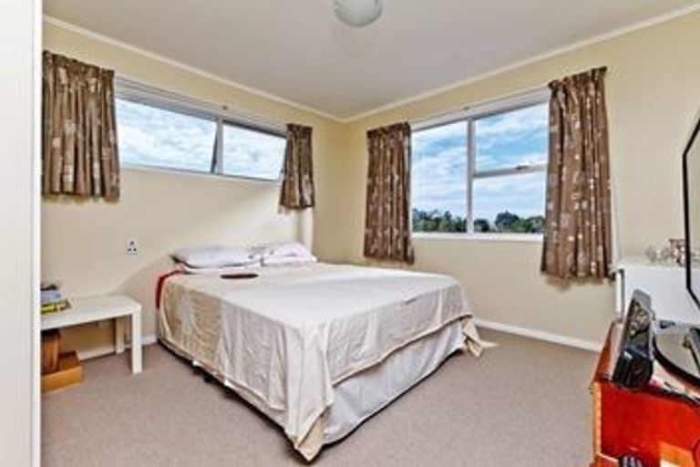 Photo of property in 16a Normanton Street, Glenfield, Auckland, 0629